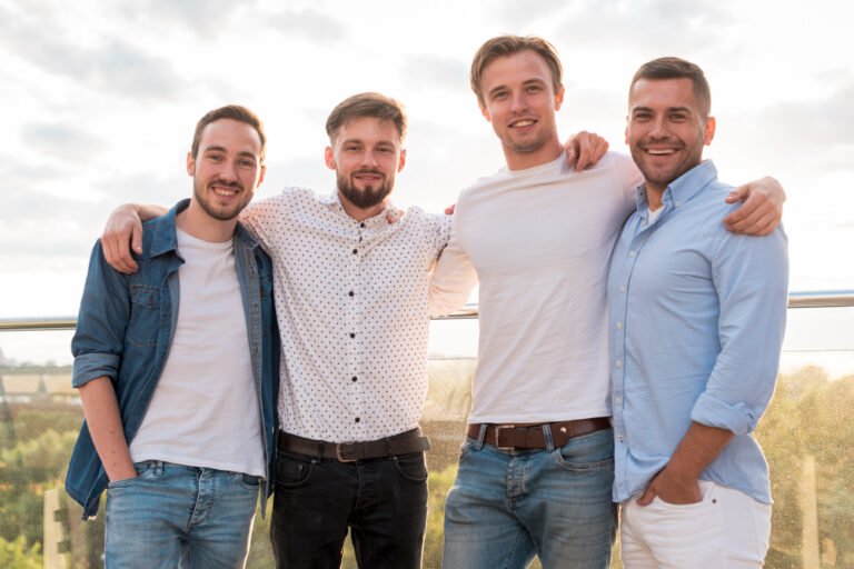 grupa mezczyzn