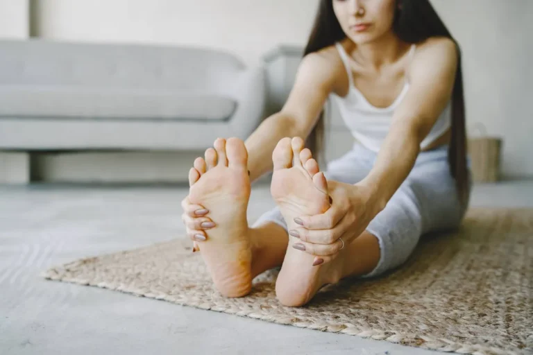 Aktywny tryb życia bez bólu – co może pomóc Twoim stopom?