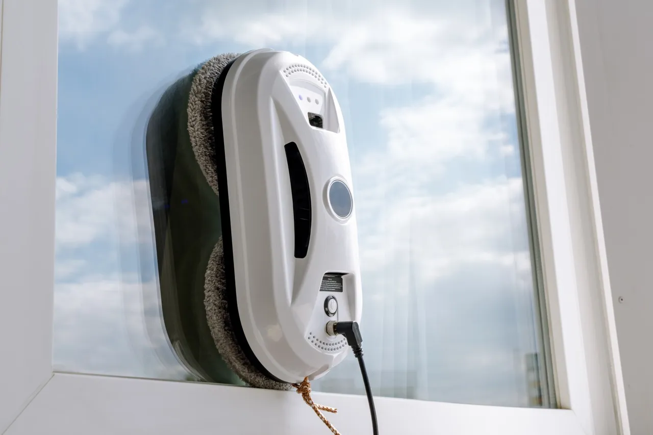 Koniec z drabiną – dlaczego warto kupić robota do mycia okien?